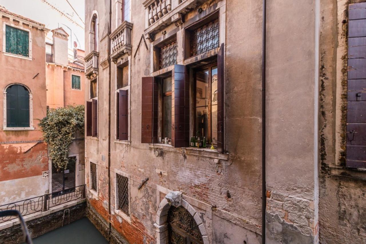 Fenice Backstage Over Canal Wenecja